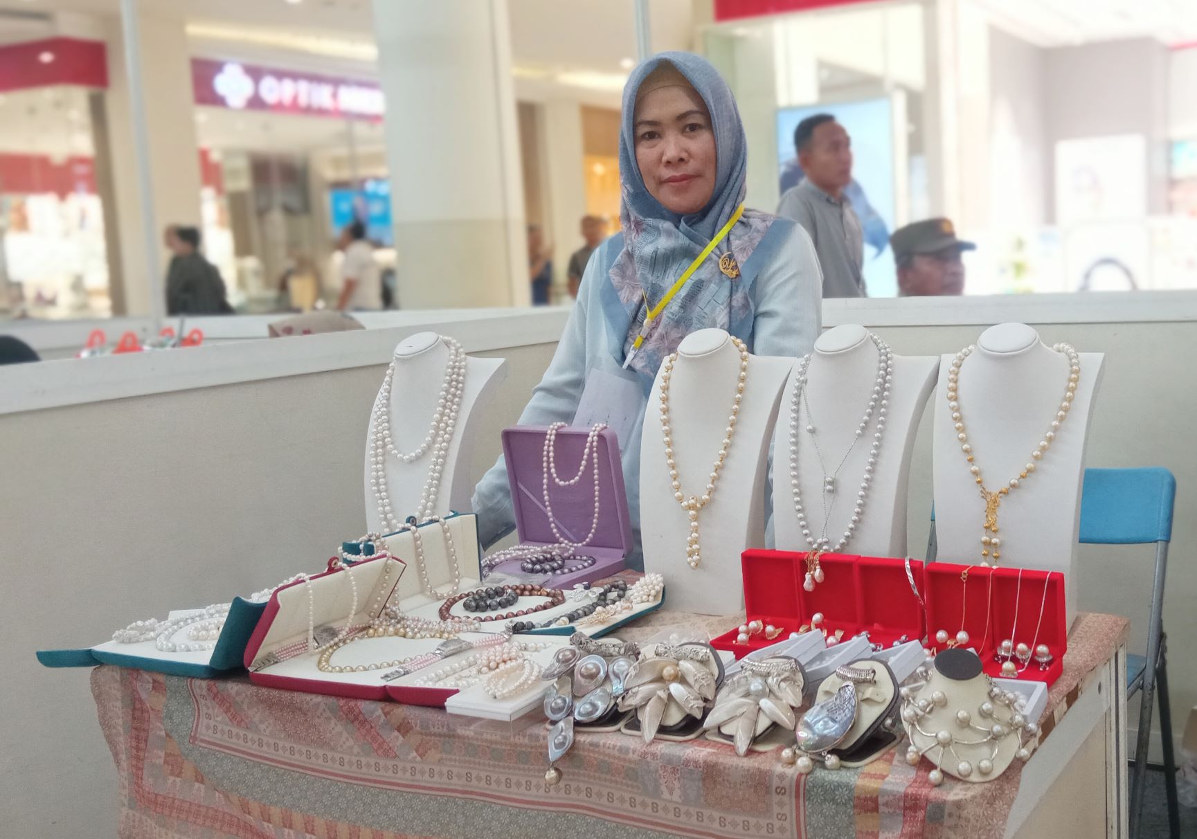 MUTIARA ISTIMEWA: Sejumlah tenant penjual mutiara hadir dalam acara Mataram Pearl Festival yang dilaksanakan Pemkot Mataram di Atrium Lombok Epicentrum Malla Sabtu hingga Ahad kemarin (26-27/8).