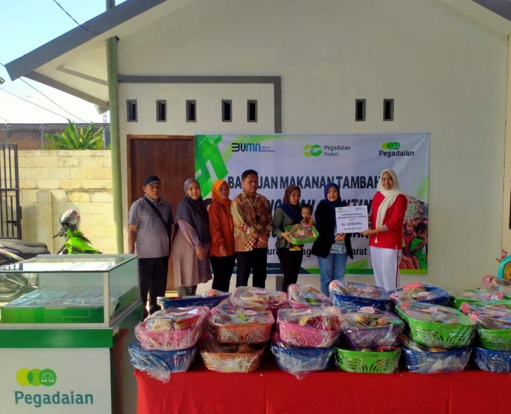 TEKAN KASUS STUNTING: Camat Mataram Budi Wartono (baju batik), dan Lurah Pagesangan Barat Putri Aydul Sakinah (jilbab putih), menyambangi salah satu peserta lomba masak cipta sehat.