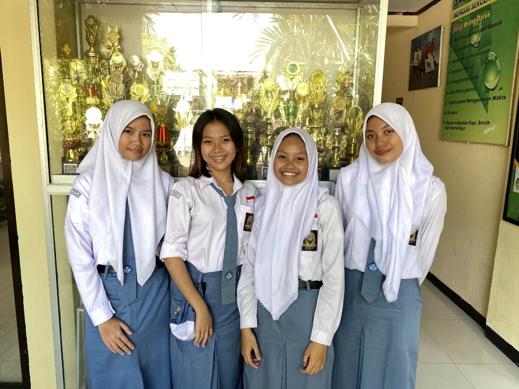 KEBANGGAAN BERSAMA: (kiri ke kanan) Stefany Aritama, Agnesia Triana Dewi, Khaifa Shafa Amalia dan Vanisa Khairafatiha Zardi, siswa yang kerap mengikuti berbagai kegiatan nasional dan internasional, di