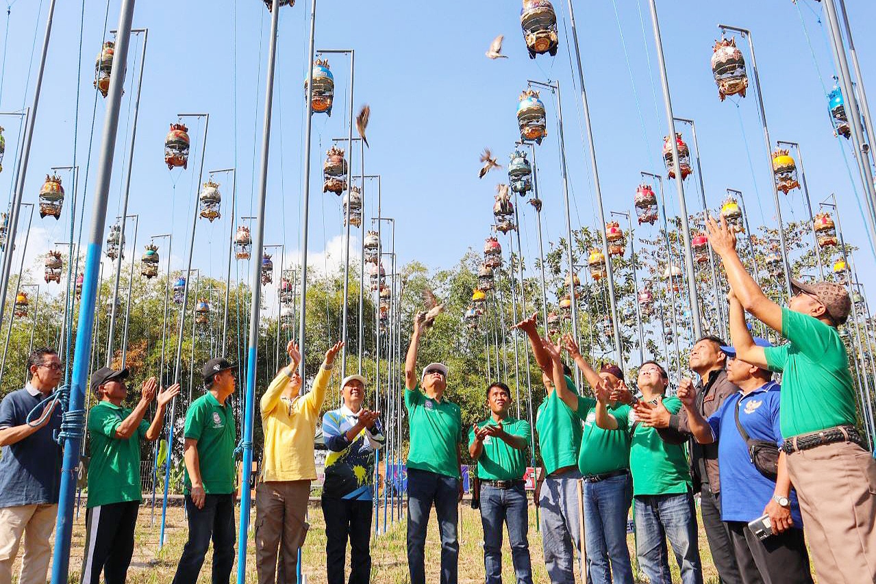 MERIAH: Lomba Perkutut Wali Kota Mataram Cup yang diselenggarakan di RTH Pagutan sebagai rangkaian acara HUT Kota Mataram ke-30 berlangsung meriah Ahad (27/8).