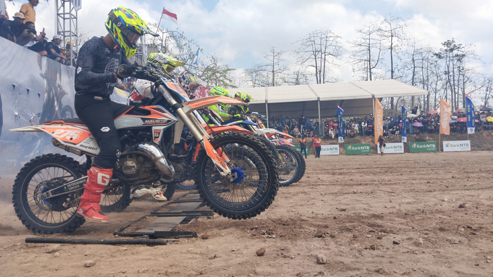BERI DAMPAK EKONOMI: Sejumlah pembalap siap adu kecepatan di garis start pada Kejurnas Grasstrack GTX Region 3 Bali Nusra di Desa Lantan, Kecamatan Batukliang Utara, Loteng, kemarin (27/8). Ajang ini