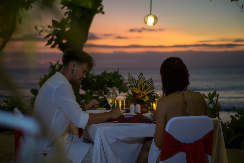 HONEYMOON: Sepasang kekasih sedang menikmati makan malam romantis di pinggir pantai area Holiday Resort Lombok, beberapa waktu lalu.