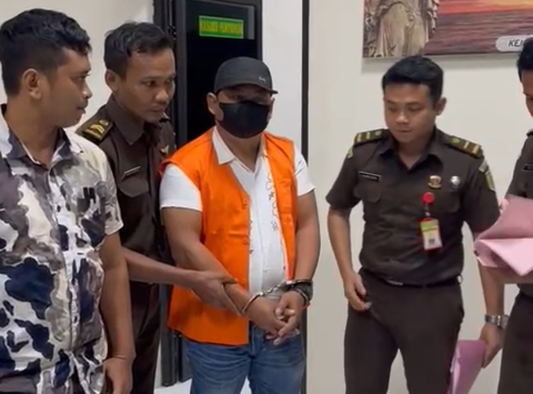 DITAHAN: Tersangka korupsi pengelolaan modal usaha Perusda Sumbawa Barat Engkus Kuswoyo dikawal jaksa saat ditahan, Rabu (30/8).
