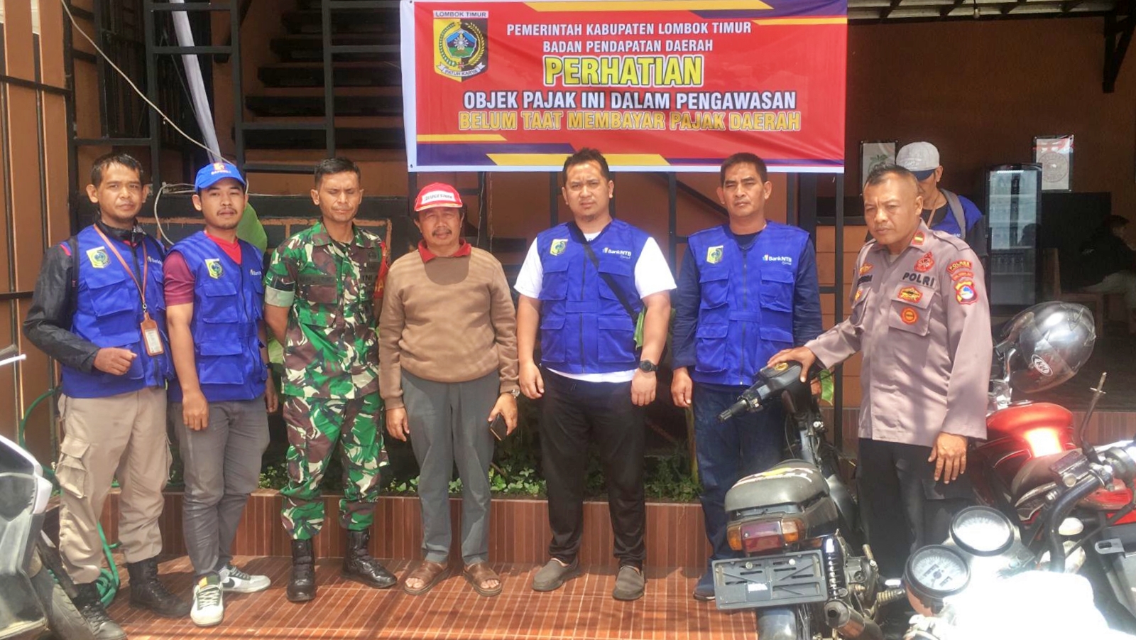 BERI PERINGATAN: Kepala Bapenda Lotim Muksin (empat dari kiri) bersama tim dan APH berfoto bersama di salah satu restoran yang belum mau membayar kewajiban membayar pajak di wilayah Sembalun, Kecamata