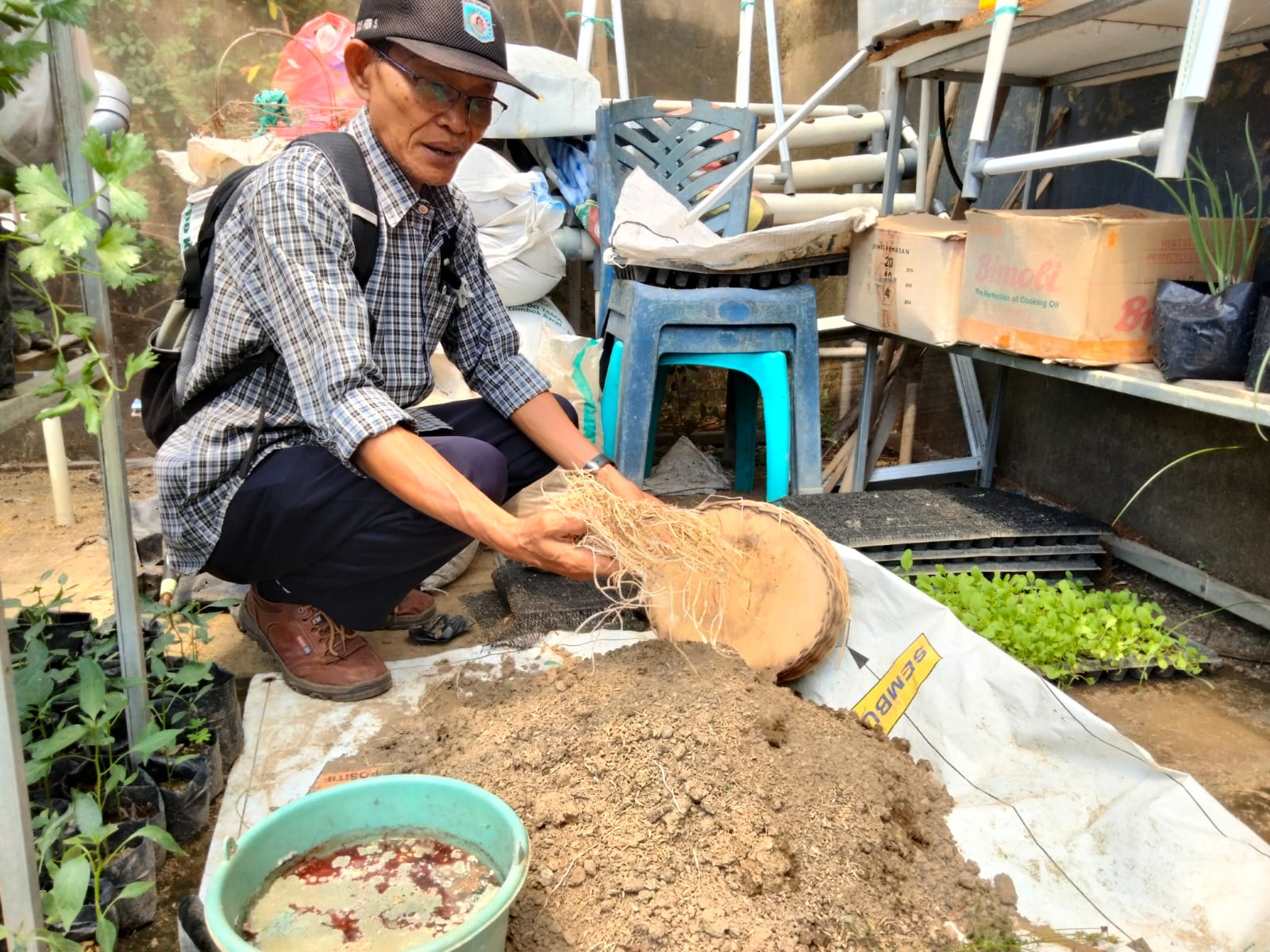 PENGOLAHAN SAMPAH: Kaling Pagesangan Indah Agus Heri saat memperlihatkan pupuk organik yang dihasilkan dari pengolahan sampah, kemarin.