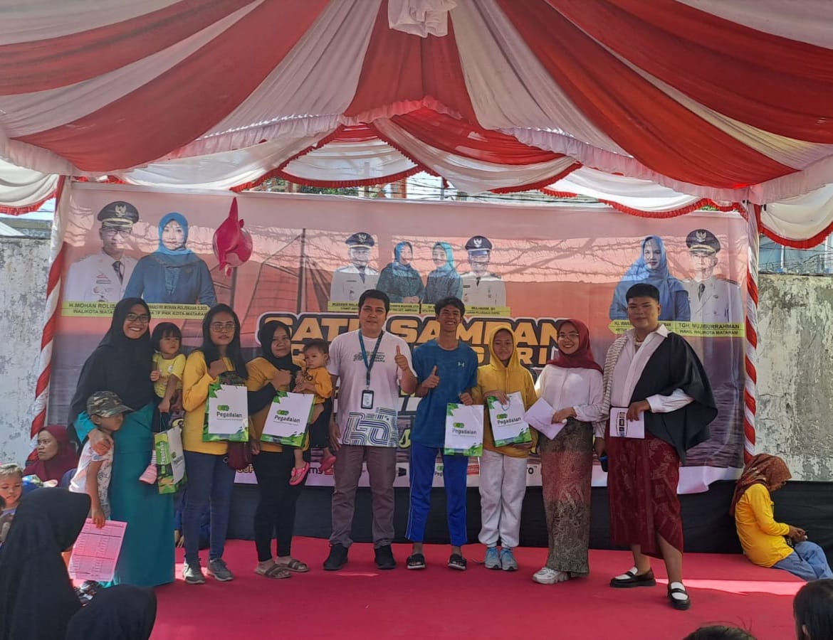 Pegadaian Cabang Ampenan membagikan makanan tambahan sehat untuk mencegah stunting pada anak dan ibu hamil di Kelurahan Pejarakan Karya, Kecamatan Ampenan, Mataram