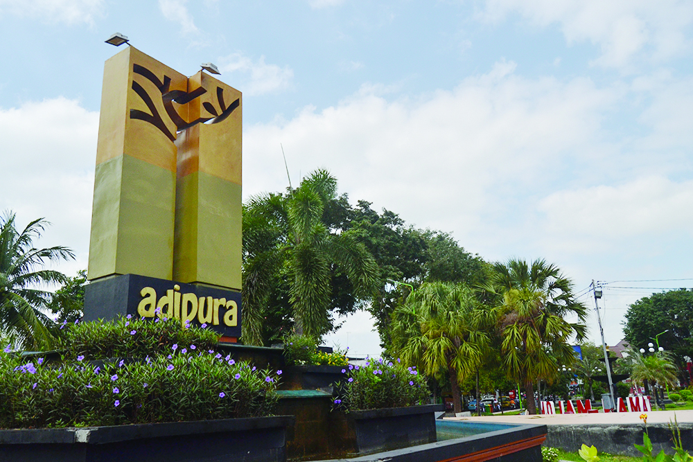 HANYA TUGU: Monumen Adipura yang dibangun Pemkot Mataram sebagai simbol kota ini dulu menjadi langganan Adipura. Sayangnya, sejak beberapa tahun terakhir, piala Adipura selalu gagal diraih Kota Matara