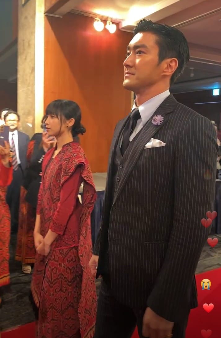 TAMPIL ANGGUN: Dita Secret Number (kiri)berjalan bersebelahan dengan Siwon Super Junior (kanan) saat memasuki lokasi acara diplomatik Indonesia-Korsel, di Lotte Hotel, Kamis (31/8)