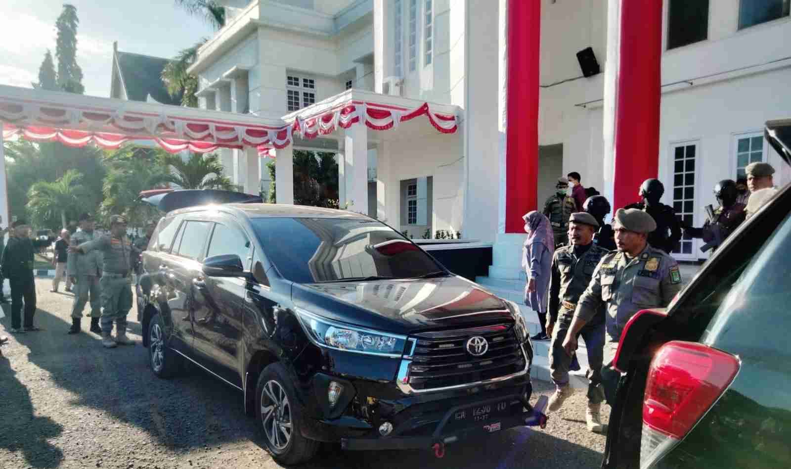 SITA DOKUMEN: Tim KPK meninggalkan kantor Wali Kota Bima usai penggeledahan, Selasa (29/8).