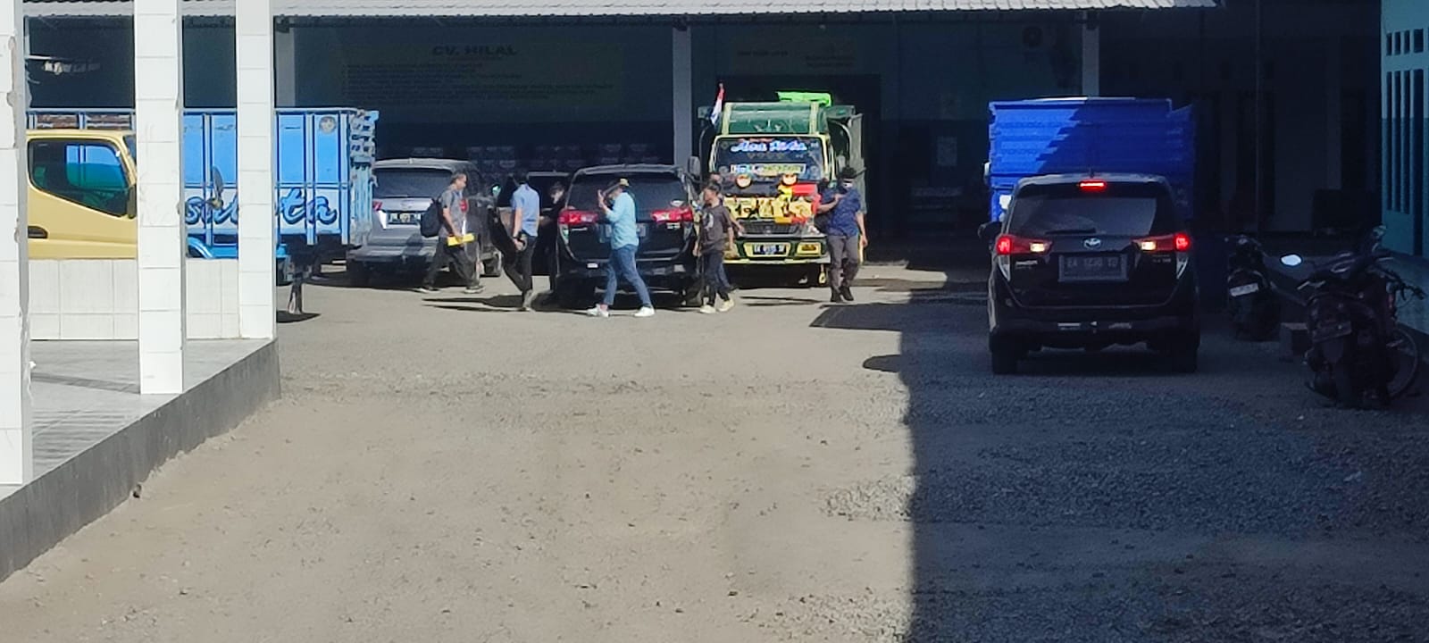 DIGELEDAH: Gudang air minum milik mertua Wali Kota Bima, AB yang berlokasi di Lingkungan Kedo, Kelurahan Ule, Kota Bima digeledah penyidik KPK, kemarin (31/8/23)