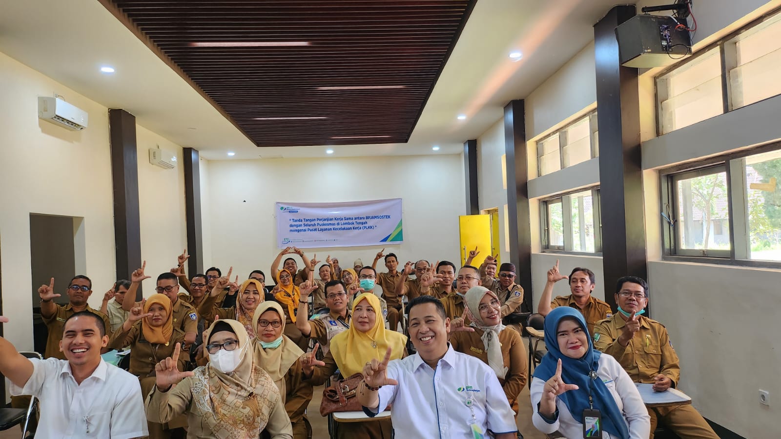 JANGKAU LOTENG: Management BPJamsostek saat memulai memperluas pusat layanan kecelakaan kerja di Loteng, beberapa hari lalu.
