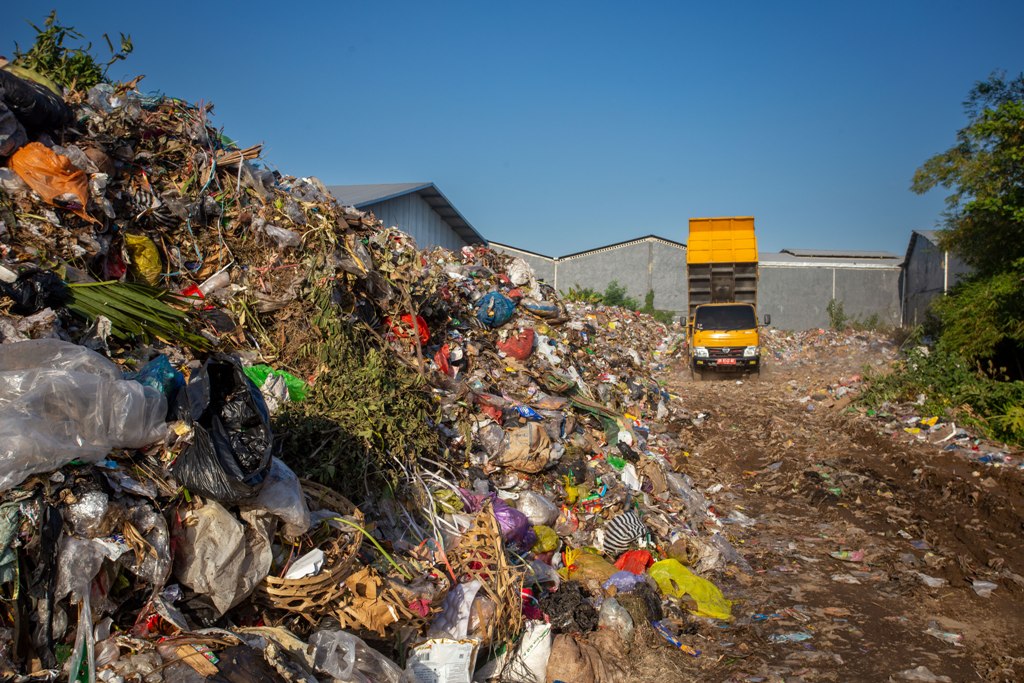MULAI MENUMPUK: Sampah yang ada di TPS Sandubaya mulai menumpuk akibat beberapa hari sampah warga Kota Mataram tidak bisa dibuang ke TPA Regional yang ada di Kebon Kongok dan Desa Taman Ayu.