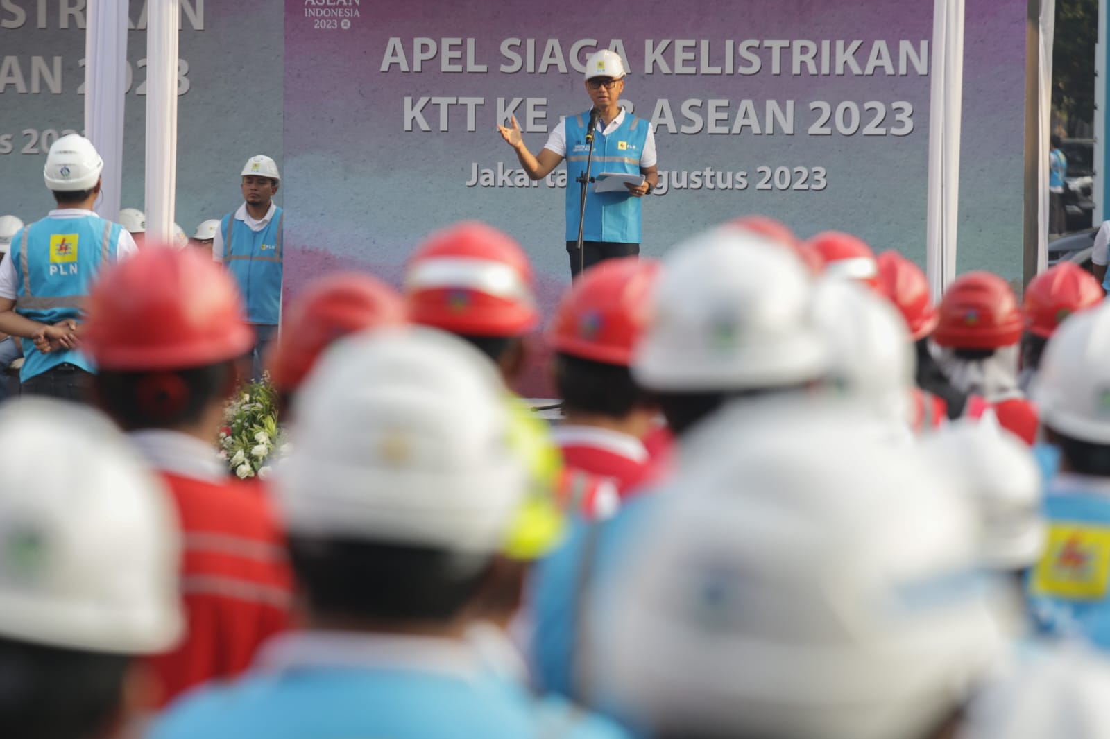 Direktur Utama PLN Darmawan Prasodjo memberikan pengarahan pada apel siaga kelistrikan di Istora Senayan Jakarta, Kamis (31/8).