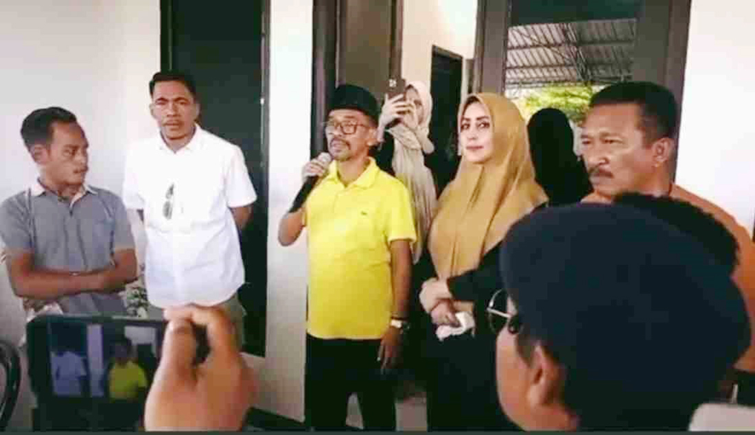 Wali Kota Bima Muhammad Lutfi didampingi istrinya Hj Eliya menyampaikan pernyataan di hadapan pendukungnya.