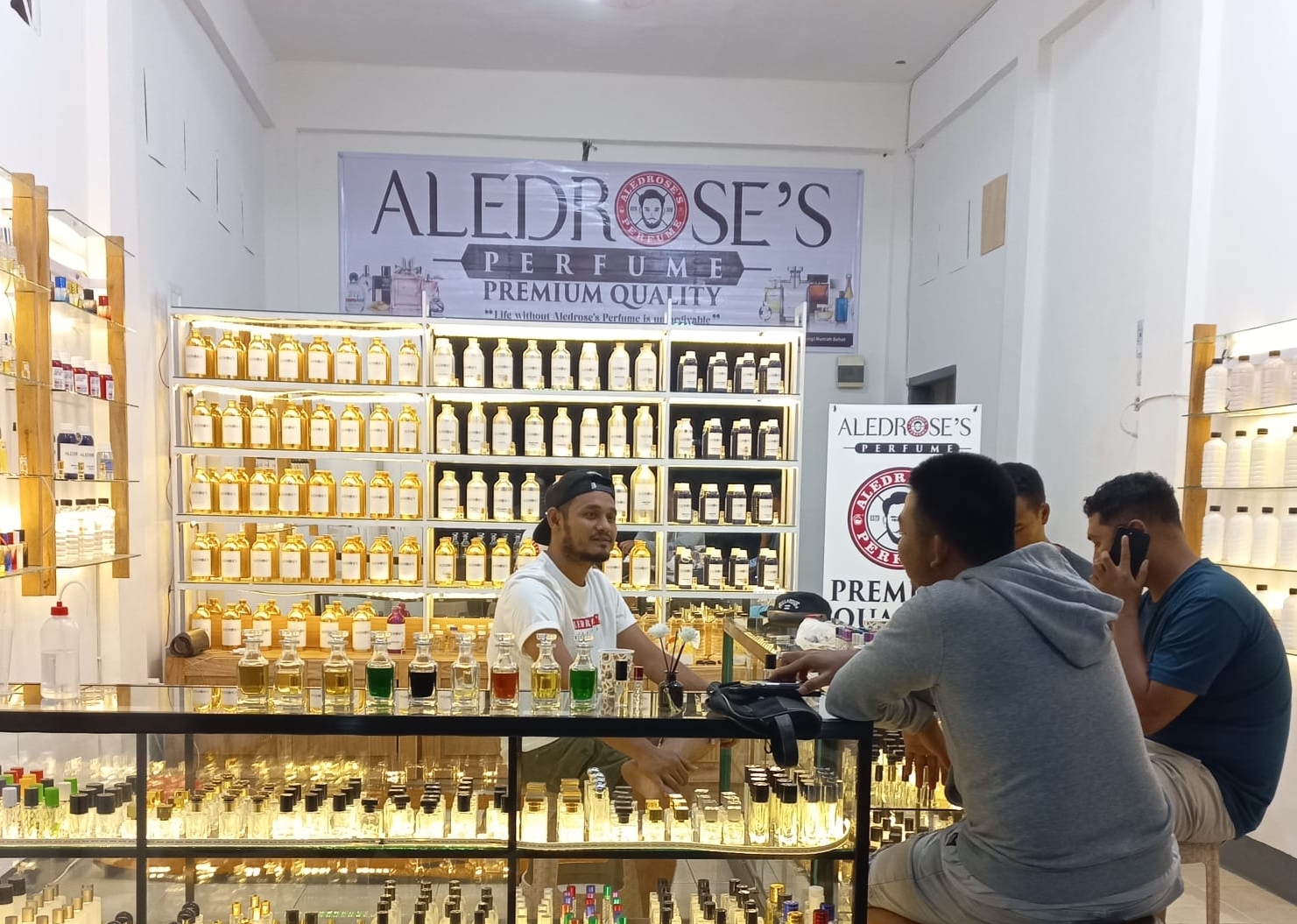 BINCANG PARFUM: Pedagang parfum isi ulang Umar Alaydrus tengah berbincang dengan para penyuka wewangian di gerai Aledrose&rsquo;s Parfume miliknya, di Kelurahan Majidi, Kecamatan Selong, belum lama ini.