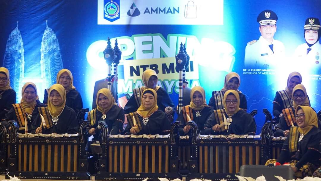 Gamelan Srikandi NTB pukau pengunjung Strand Mall Malaysia.