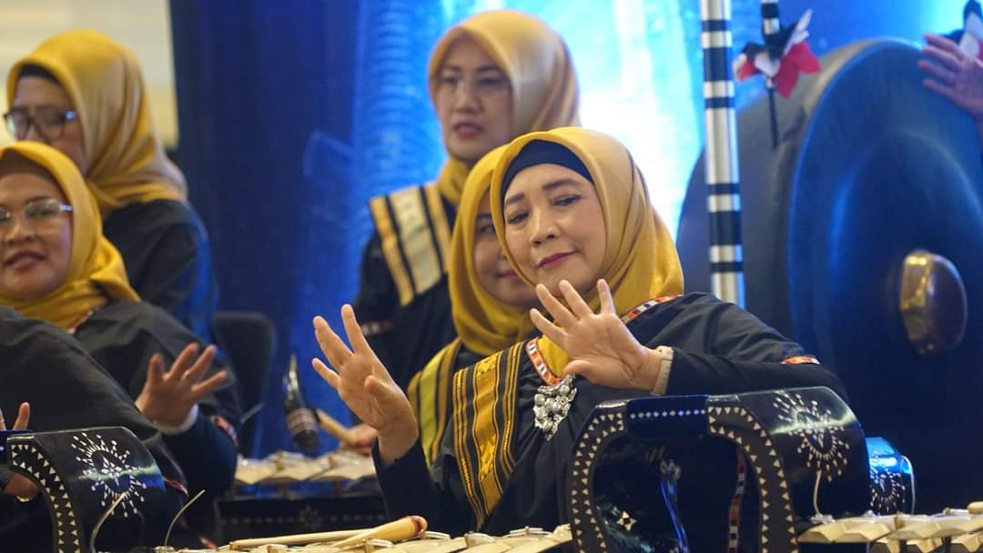 Wagub NTB Hj Sitti Rohmi Djalilah terlihat mendalami penampilan dan permainan Gamelan saat pembukaan NTB Mall di Strand Mall Malaysia, Jumat (1/9).