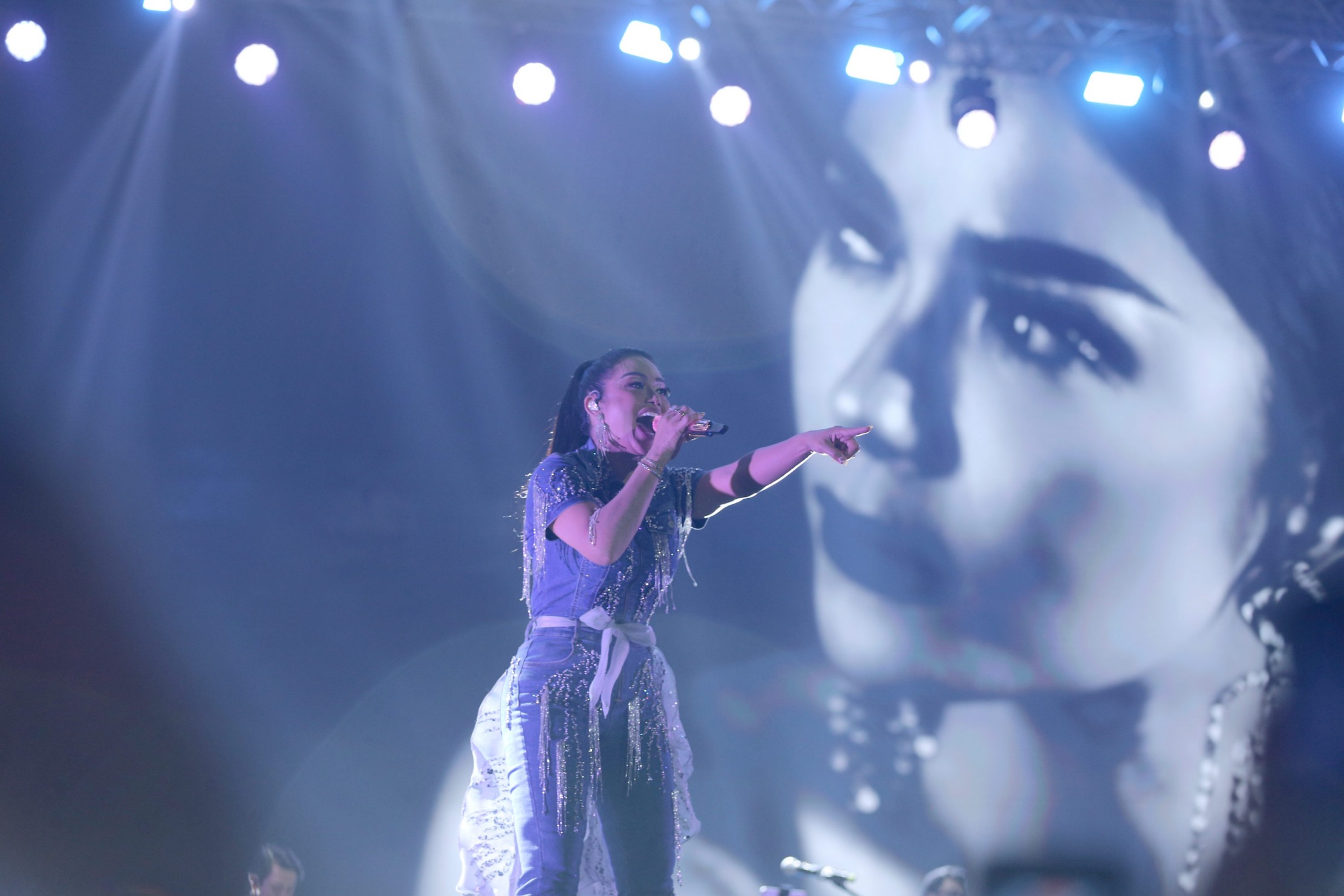Krisdayanti saat menghibur para penonton di Sychronize Fest 2023, Jakarta, Jumat (1/9).