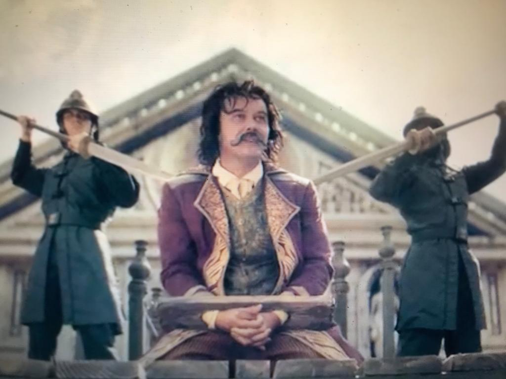 EKSEKUSI: Tokoh Gold Roger dalam serial one piece-live action tayangan Netflix saat dieksekusi mati.