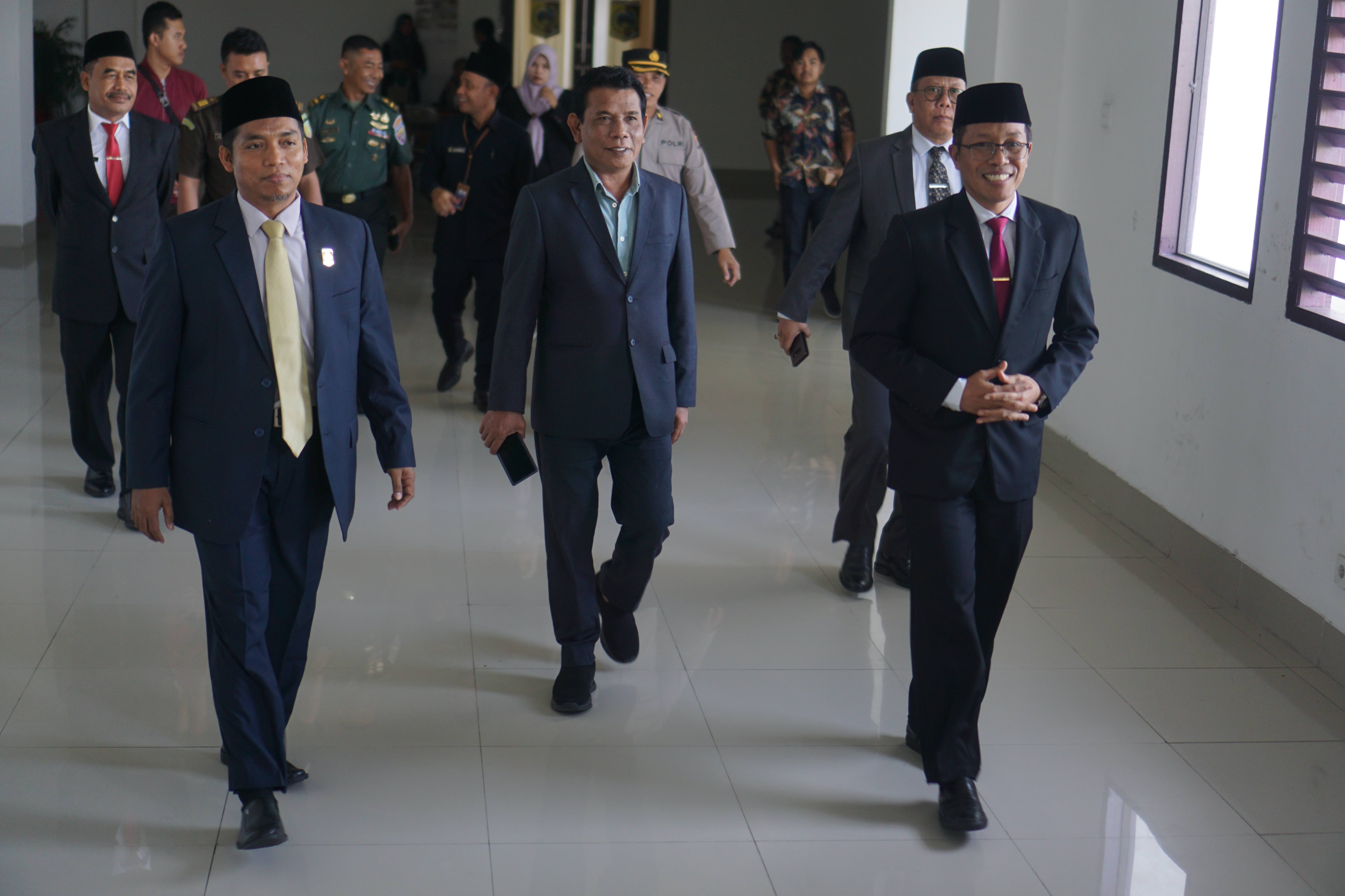 DUKUNGAN PENUH: Sekretaris Daerah Kabupaten Lombok Timur HM Juaini Taofik (kanan) bersama Wakil Ketua DPRD Lotim H Daeng Paelori (tengah) dan Ketua DPRD Lotim Murnan (kiri) di Kantor DPRD Lotim.