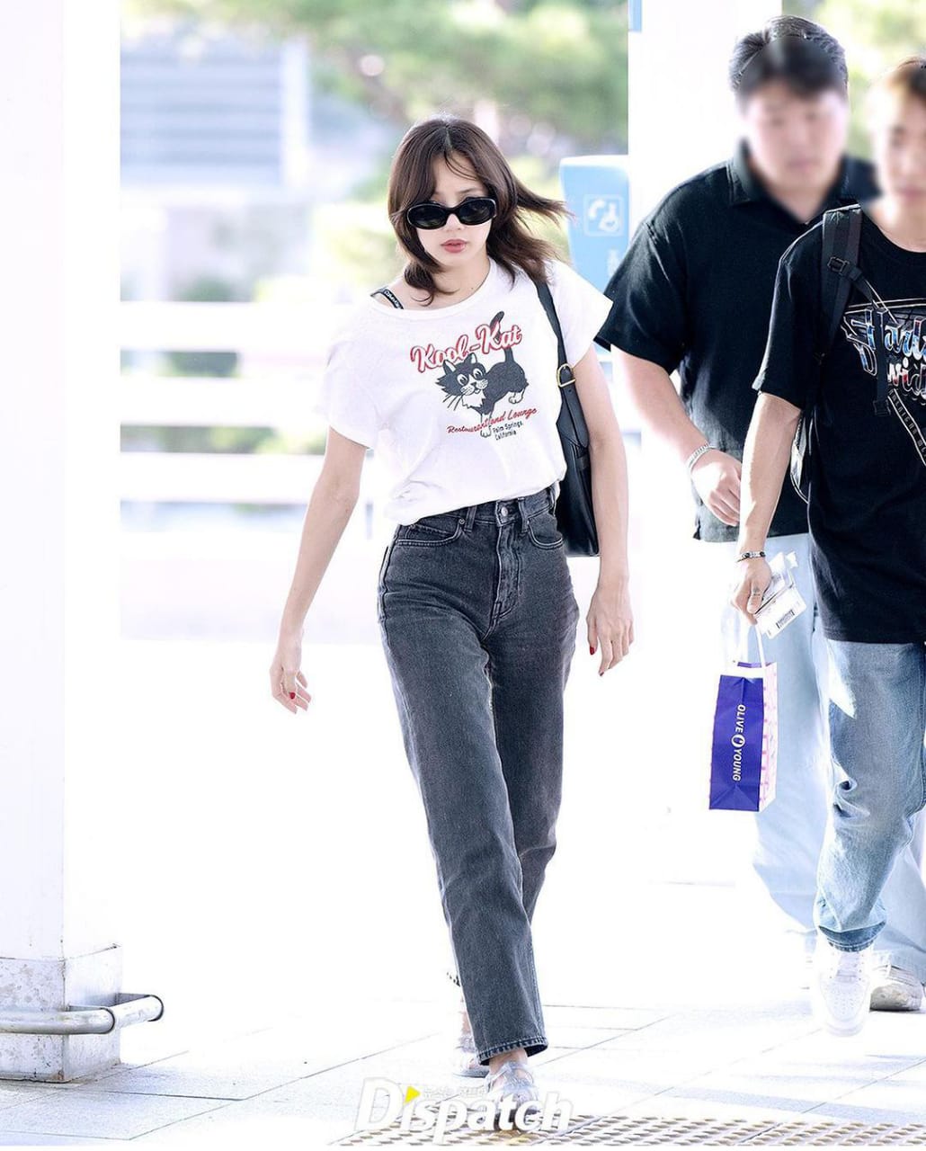 CURI PERHATIAN: Tampilan airport Lisa Blackpink yang mencuri perhatian para penggemar, beberapa hari lalu.