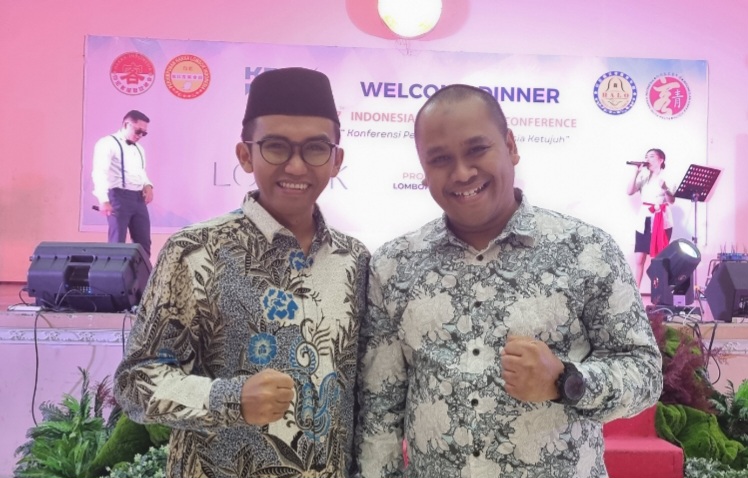 Jurnalis Lombok Post Alfian Yusni (kiri)  bersama peneliti, penulis dan pengamat politik Tiongkok, Novi Basuki, dalam Gala Dinner Konfrensi Pemuda HAKKA Indonesia ke 7 di Mataram,  Jumat (1/9/2023)