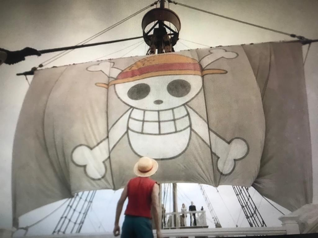 BENDERA BARU: Tokoh Monkey D. Luffy melihat bendera bajak laut topi jerami yang pertama kali dikibarkan di kapal Going Marry dalam serial One Piece Live Action season I.