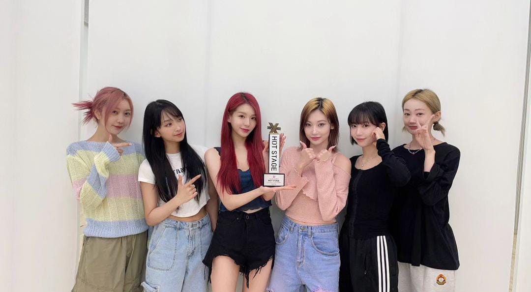 MENANGKAN HOT STAGE: Girl Group Korea Selatan Secret Number menunjukkan tropi kemenangan &lsquo;Hot Stage&rsquo; Inkigayo ke 1197, pada Minggu (3/9).