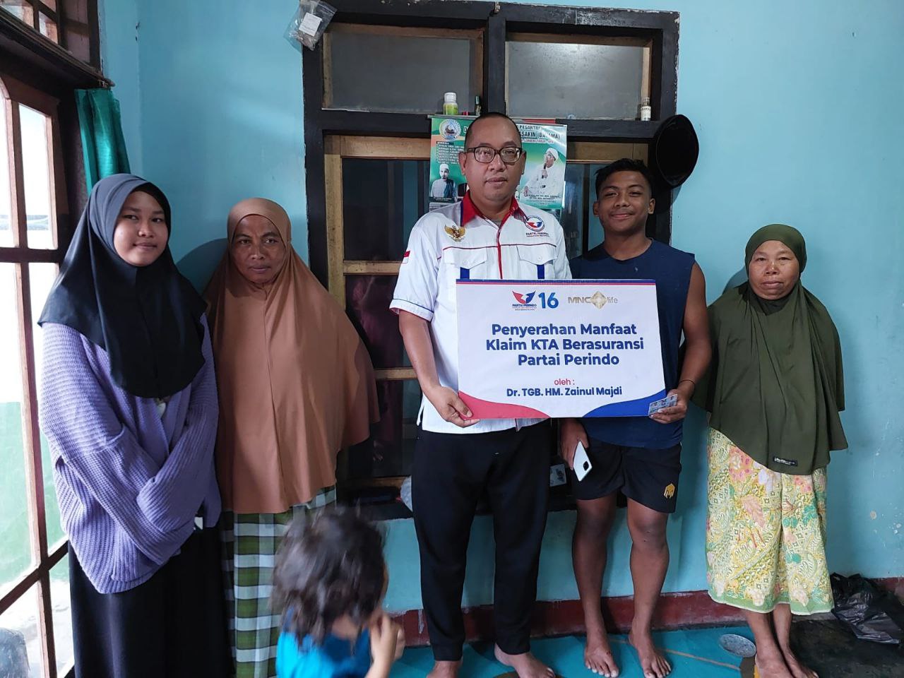 Partai Perindo Lombok Timur serahkan bantuan pada Sab