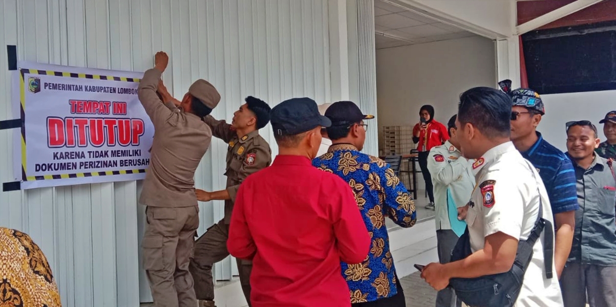 DITUTUP: Satpol PP Lombok Timur bersama DPMPTSP Lotim menutup sebuah ritel modern Alfamart tak berizin di Desa Sembalun, Kecamatan Sembalun, belum lama ini.