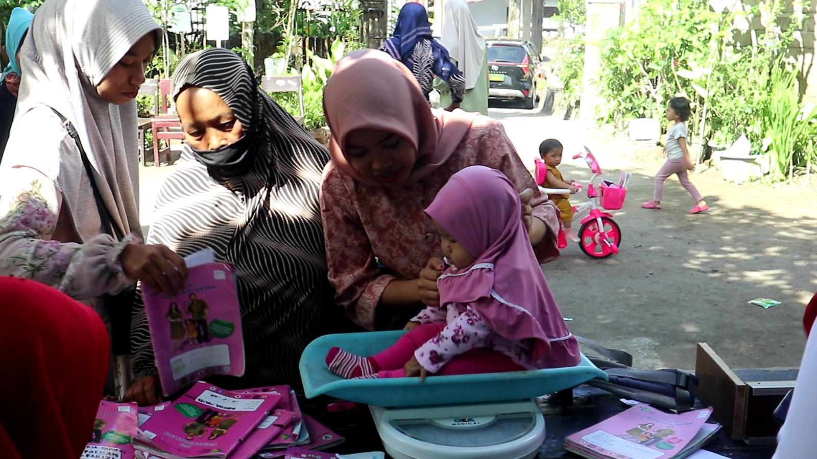 ATASI STUNTING: Sejumlah anak balita beserta ibunya mengikuti kegiatan posyandu yang dilaksanakan di setiap desa di Loteng, beberapa waktu lalu.