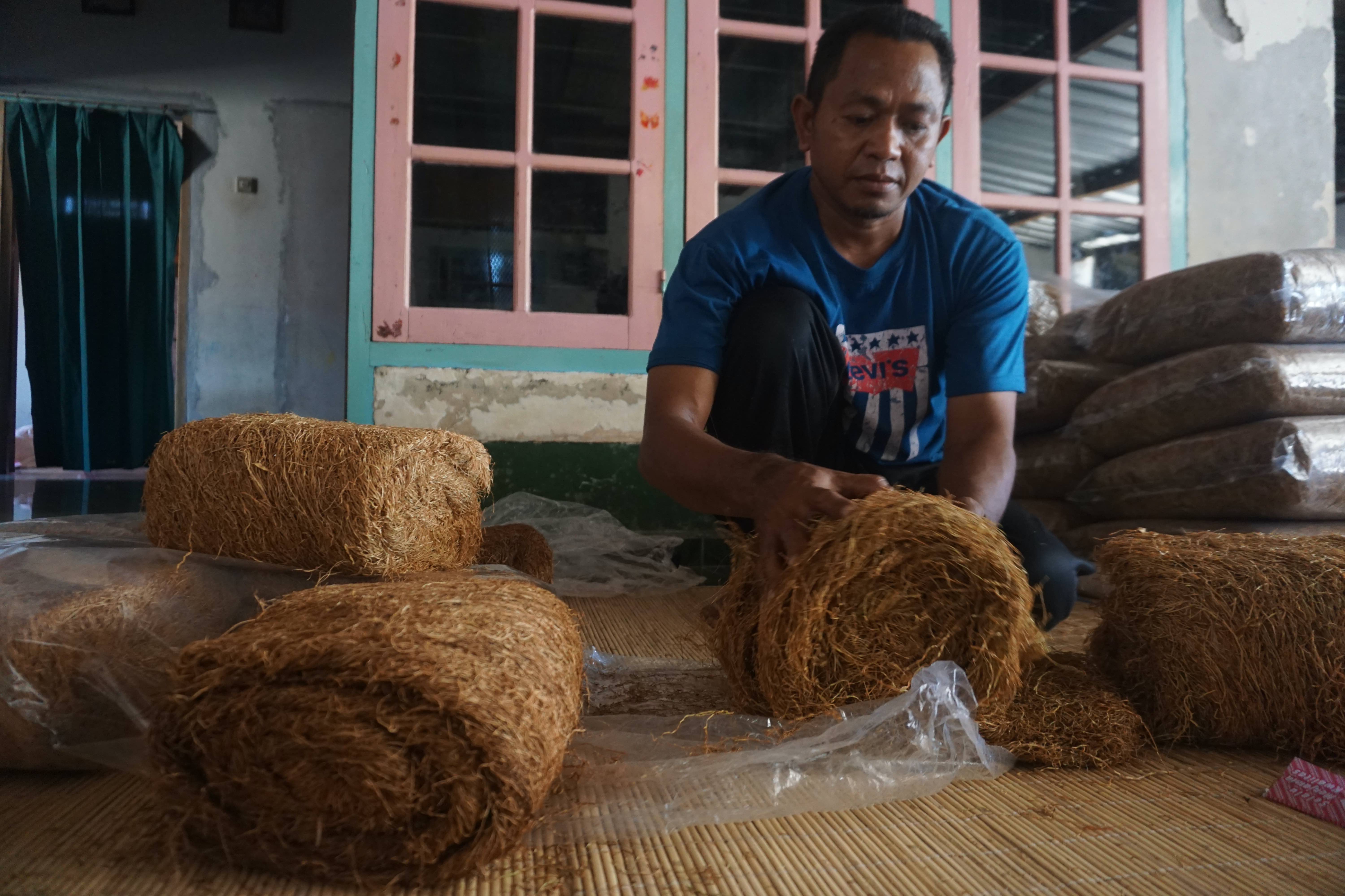 TEMBAKAU SENANG: Suaidi, petani sekaligus saudagar tembakau Senang di Desa Apit Aik, Kecamatan Pringgabaya.