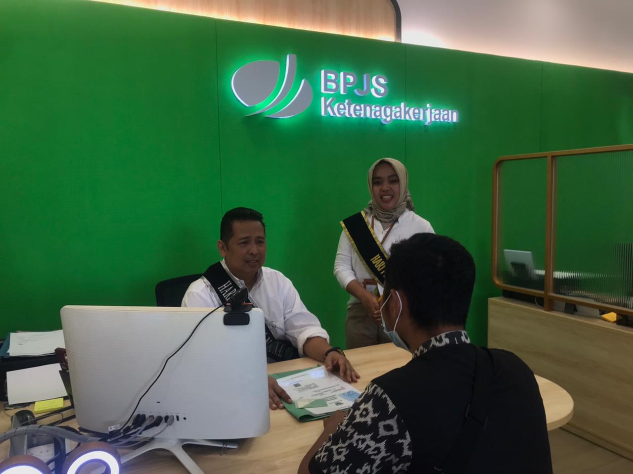 Kepala Cabang BPJamsostek Boby Foriawan (kiri) saat melayani salah satu pelanggan di kantornya, hari ini.