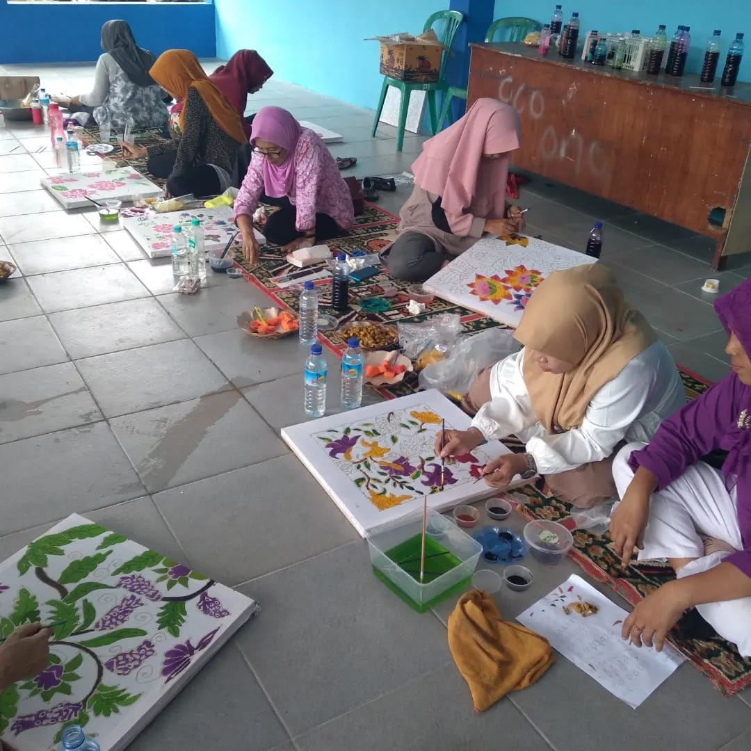 SANGGAR BATIK GESANG:  Ibu-ibu Lingkungan Pagesangan Indah saat membatik di Sanggar Batik Gesang belum lama ini.