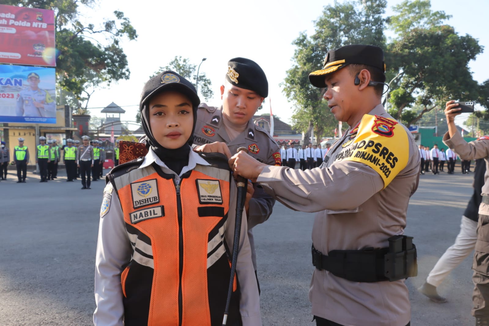 Kapolres Loteng AKBP Iwan Hidayat (kanan) memasang pita pada personel Dishub yang terlibat dalam Operasi Zebra Rinjani 2023.