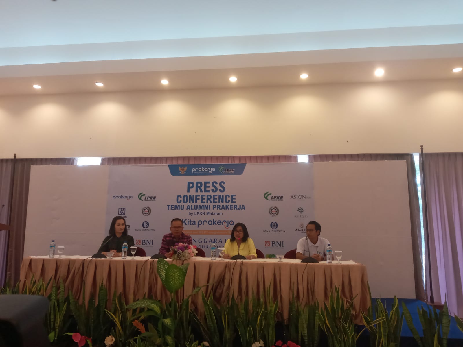 KONFERENSI PERS: Direktur Eksekutif Manajemen Pelaksana Program Prakerja Denni Puspa Purbasari (dua dari kanan) saat konferensi pers pada temu alumni prakerja di Hotel Grand Legi, Sabtu (2/9) lalu.