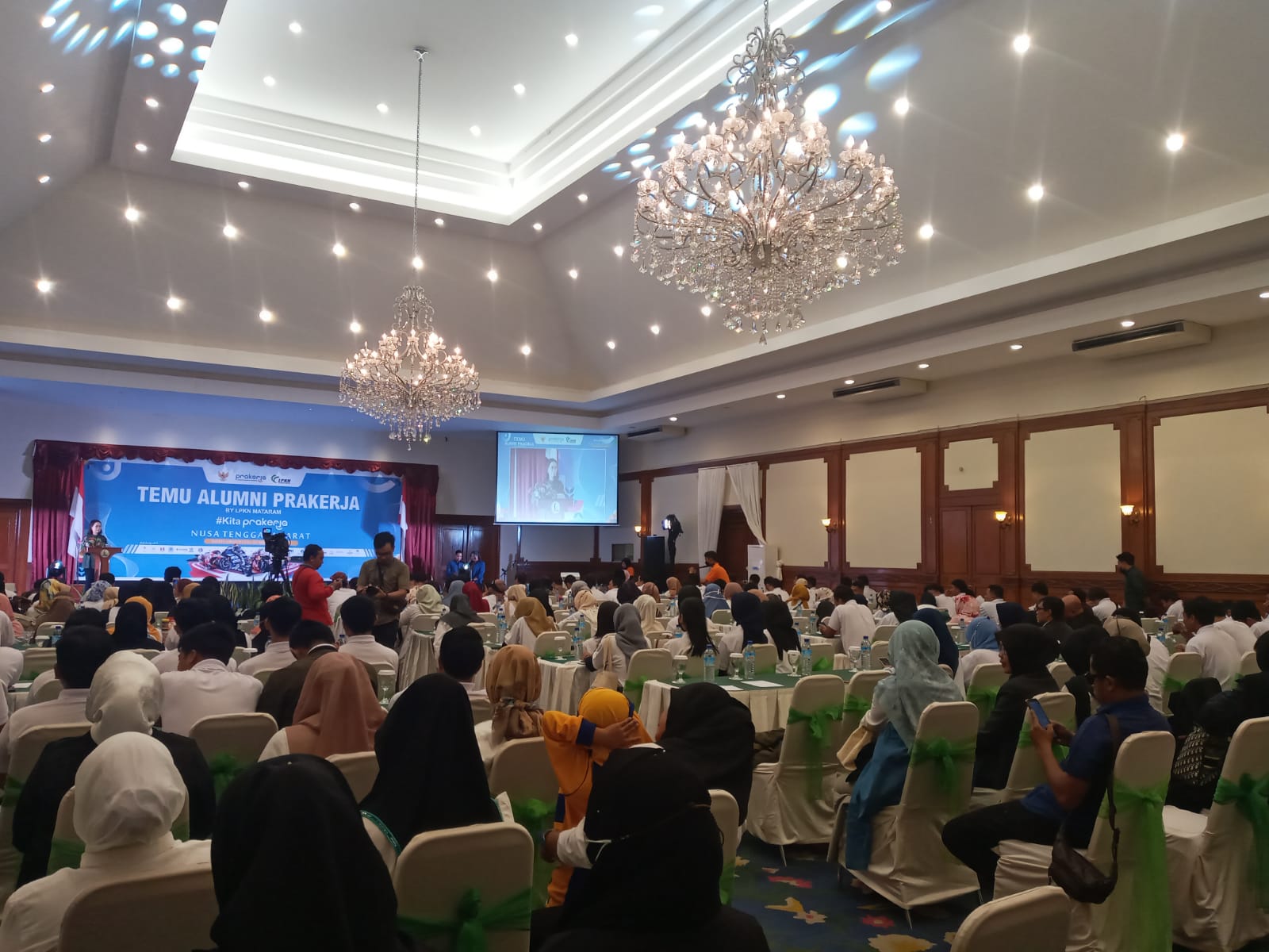 REUNI: Direktur LPKN Training Center Naktika Sari Dewi (atas podium) menyampaikan sambutan pada temu alumni prakerja di Hotel Grand Legi, Sabtu (2/9) lalu.