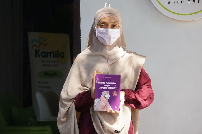 Dokter I Gusti Ayu Yunia Arlini memperlihatkan buku yang baru dirilisnya berjudul Hidup Keduaku dengan Seribu Wajah di rumahnya, Kelurahan Pancor, Kecamatan Selong, Lombok Timur, belum l