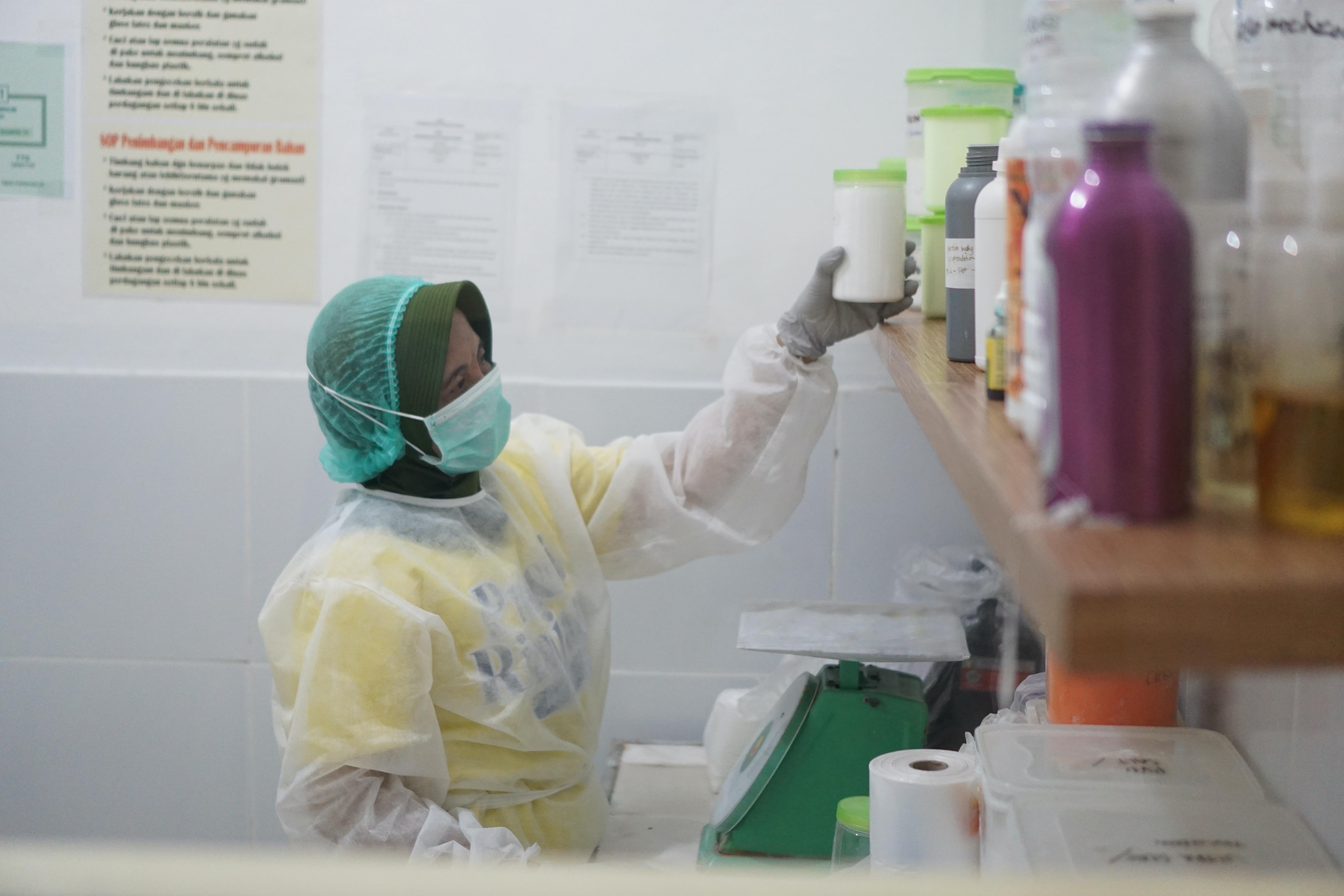 PRODUKSI:  Manager produksi CV Puteri Rinjani Gita Purnawati Hakim tengah mengerjakan salah satu tahapan dalam memproduksi produk kecantikan, di  Lombok Timur.