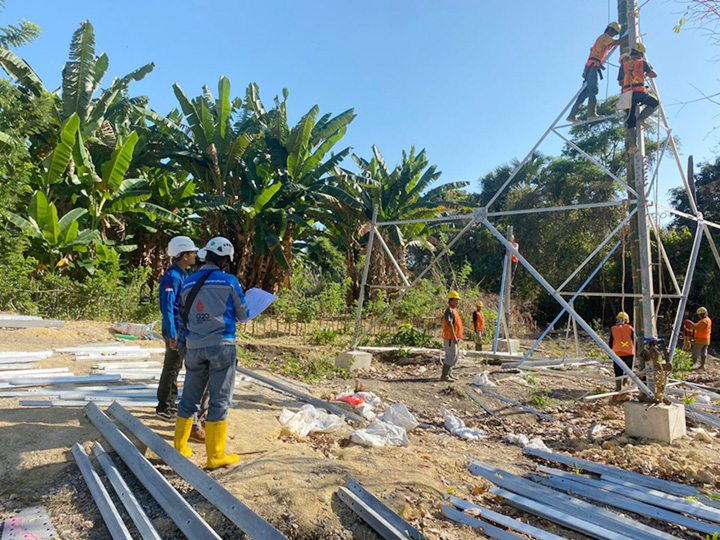Proses pemasangan struktur baja salah satu menara tower jalur SUTT Labuan Bajo-PLTMG Flores.