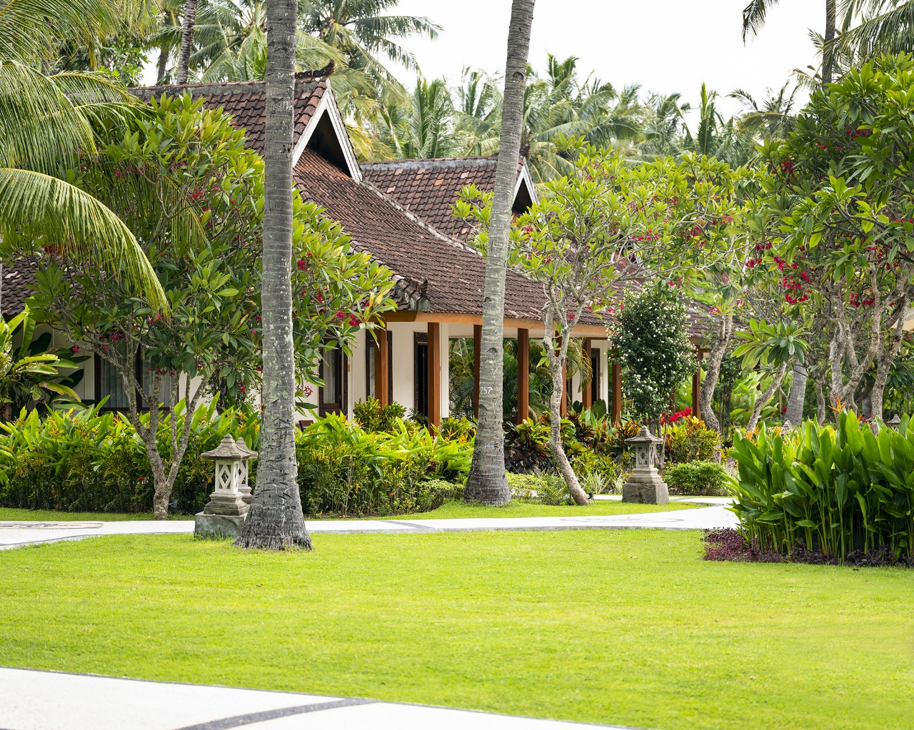 MENAWAN: Pemandangan kamar tipe Beach Bungalow Holiday Resort Lombok yang asri dan  bersih.