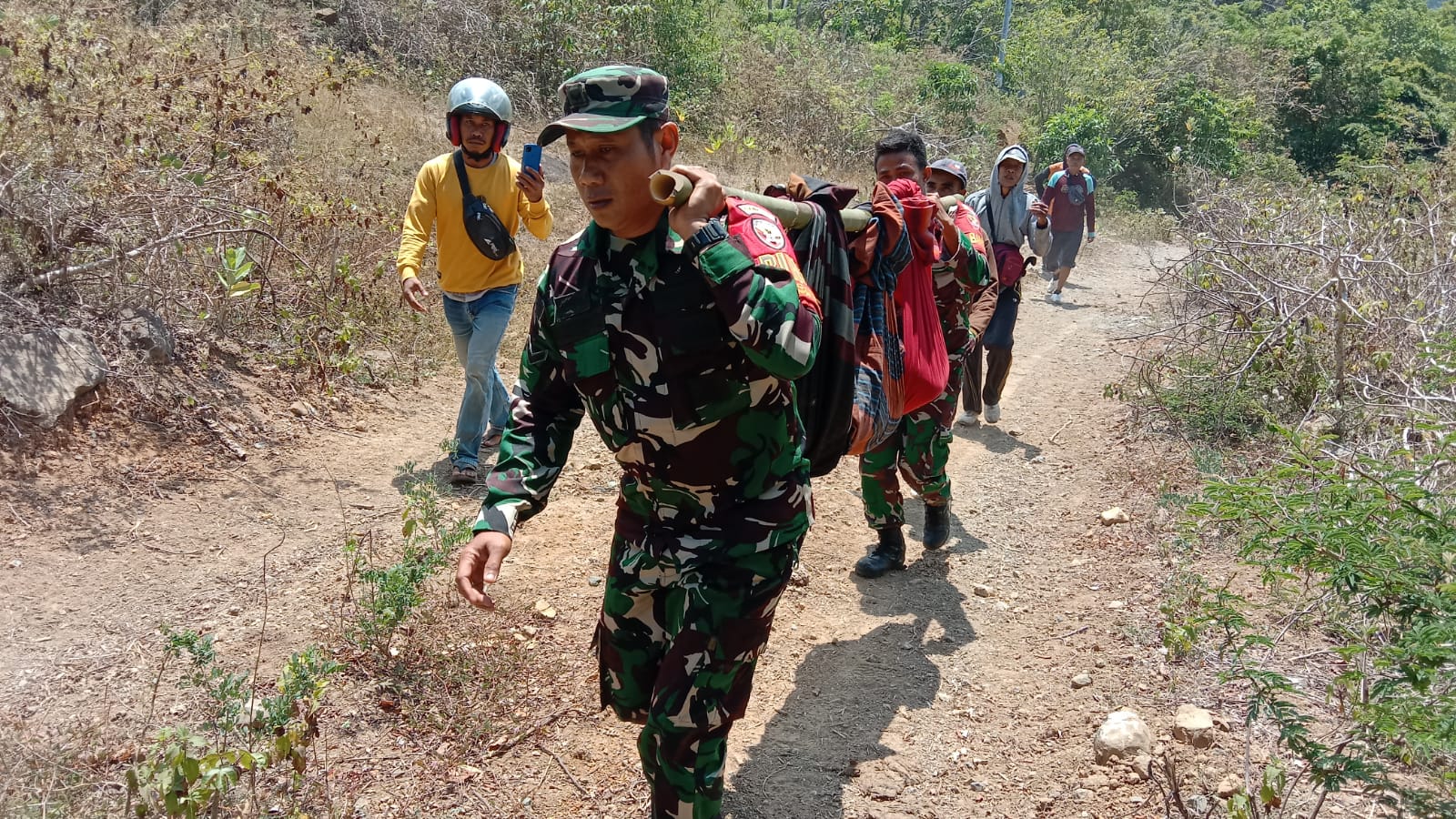 EVAKUASI: Jasad Zakaria Mansur Abi, warga Desa Campa, Kecamatan Madapangga, Kabupaten Bima saat dievakuasi anggota Babinsa Kodim 1628/KSB dengan tandu 4/9/23.