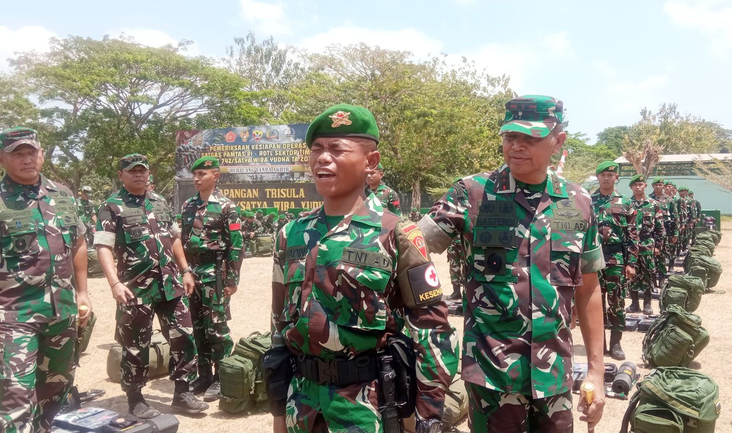 Pangdam IX/Udayana Mayjen TNI Harfendi (kanan) memeriksa kesiapan pasukan di Lapangan Yonif 742/SWY Mataram, Selasa (5/9).