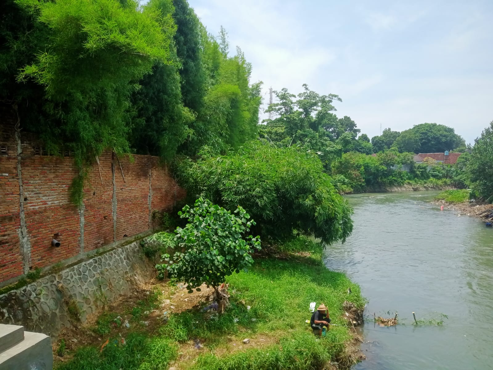BELUM KLIR: Seorang warga asyik memancing di sungai jangkuk, kemarin (5/9/2023).