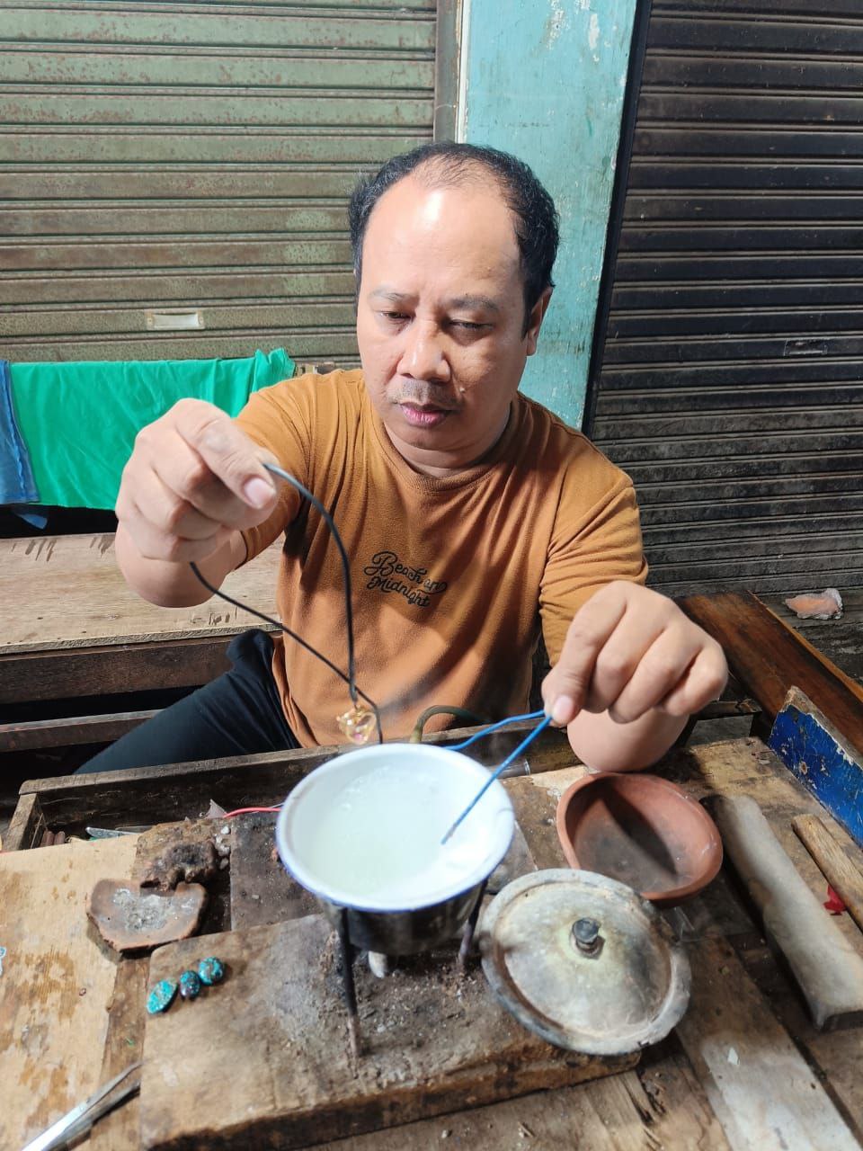 Yusran memperlihatkan hasil sepuh emas