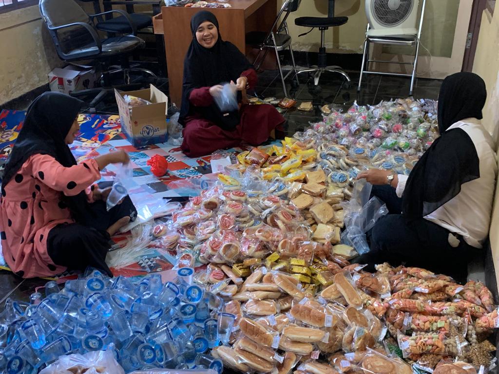 Ibu-ibu sedang membungkus jajanan produk hasil dari UMKM di Babakan kemarin (5/9).