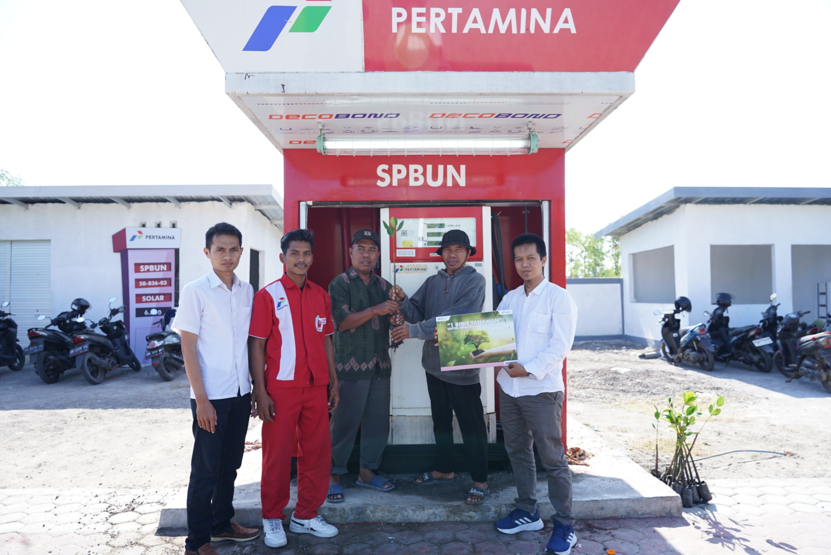 PEDULI LINGKUNGAN:  Manajemen Pertamina wilayah NTB memeriahkan hariPelanggan Nasional 2023 dengan memberikan apresiasi kepada para pelanggan SPBU Nelayan di NTB berupa bibit tanaman bakau