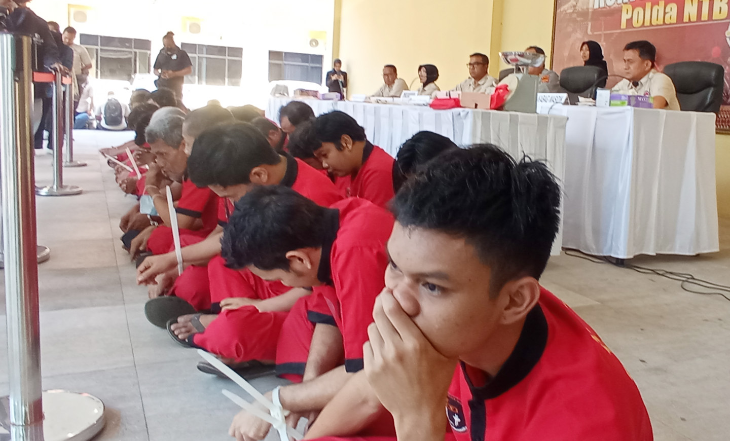 Sejumlah pelaku penyalahgunaan narkotika saat diperlihatkan ke media saat konferensi pers di Mapolda NTB, Rabu (6/9).