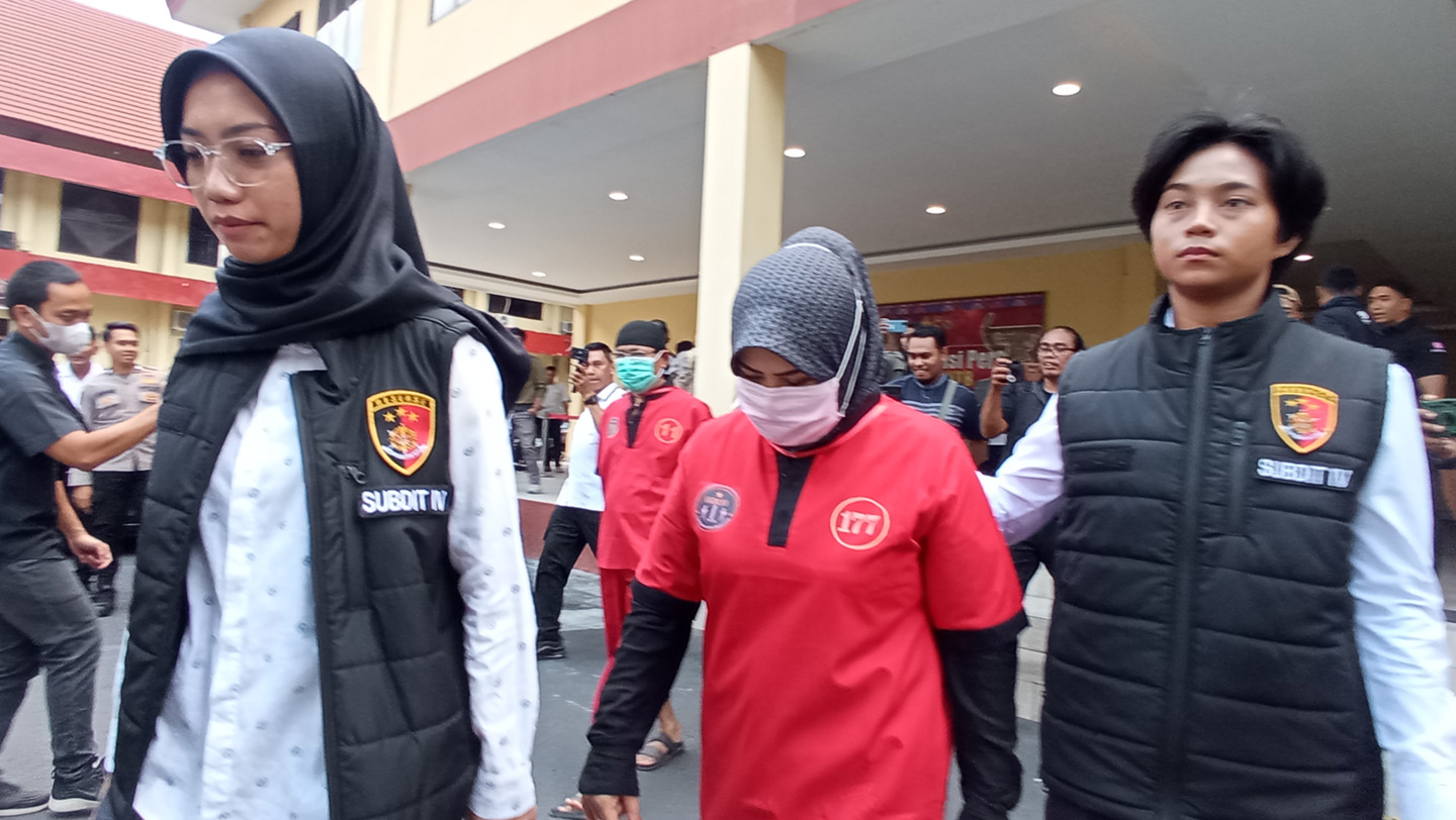 Kepala Cabang PT PSM berinisial RD (tengah) dikawal penyidik Ditreskrimum Polda NTB menuju ruang tahanan, Rabu (6/9).