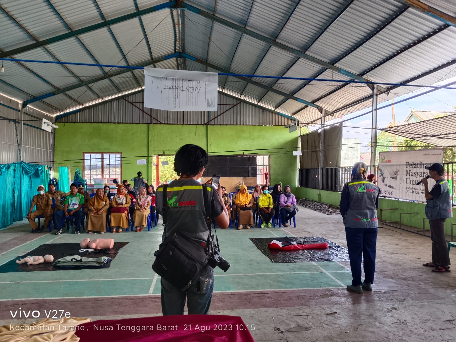 PENGOBATAN GRATIS: Tim RS Apung melakukan pengobatan gratis di Labu Terujung, Kecamatan Tarano, Kabupaten Sumbawa.